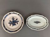 deux assiettes ornées de motifs bleus et blancs, posées sur une table