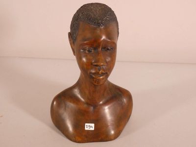 une image représentant un buste en bois d'un garçon aux cheveux noirs