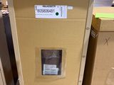 une boîte en carton posée par terre à côté d'autres boîtes