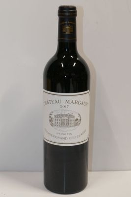 une bouteille de vin posée sur une table