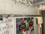 une affiche accrochée au mur d'un restaurant sur lequel sont accrochées de nombreuses affiches
