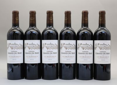 six bouteilles de vin sont alignées sur une table