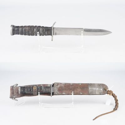 deux types de couteaux différents exposés sur une table