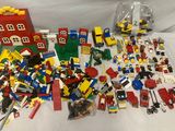 un tas de legos posés sur une table