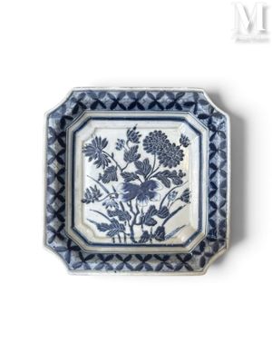 une assiette bleue et blanche ornée d'un motif floral