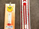 un thermomètre rouge et blanc à côté d'un thermomètre orange et blanc