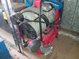 un petit moteur qui traîne dans un garage