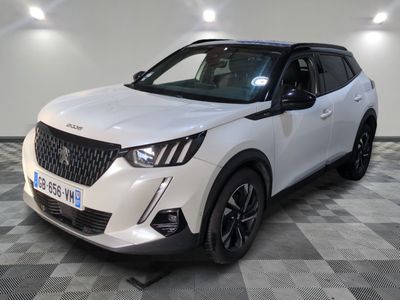 le 4x4 blanc est garé sur un carrelage à carreaux
