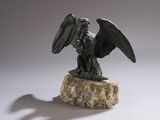 statue d'un aigle posé sur un rocher, sur fond blanc