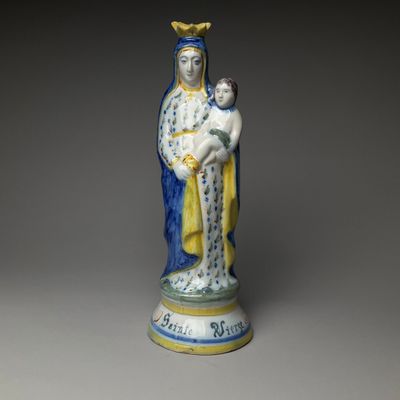 l'image d'une statue représentant une femme tenant un enfant dans ses bras
