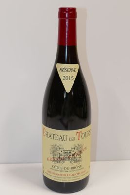 une bouteille de vin posée sur une table