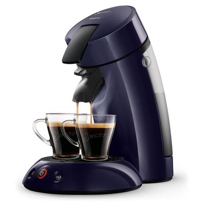 un gros plan montrant deux tasses de café en train d'être versées dans une cafetière