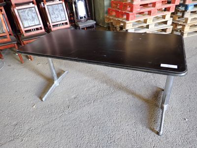 CASTELLI éditeur. Bureau plat à caisson, plateau rectangulai…