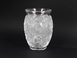 un vase en verre transparent orné d'un motif floral