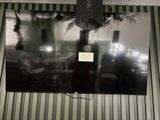 un grand téléviseur à écran plat accroché au mur