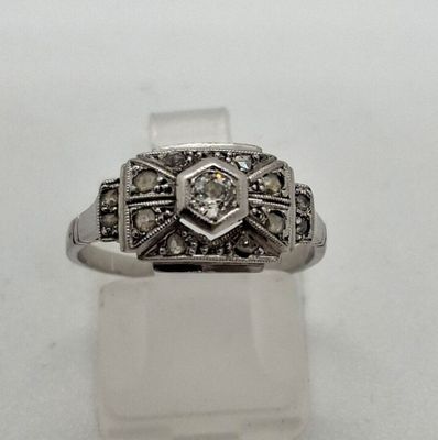 BAGUE Art Déco en platine à décor géométrique, rehaussée de …