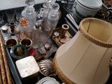 une table sur laquelle se trouvent une lampe et de nombreux objets