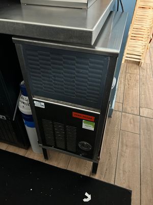 une machine posée sur un comptoir