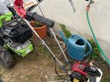 a lawn mower that is sitting in the grass