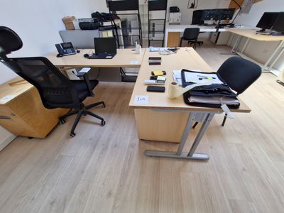 un bureau sur lequel se trouvent deux chaises et un écran d'ordinateur