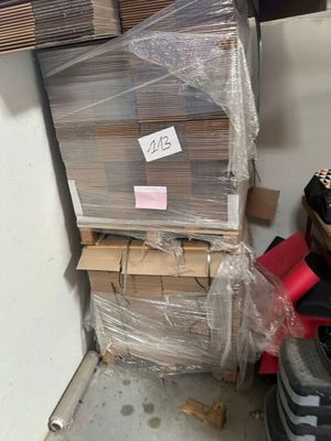 une pile de cartons et une pile de bagages dans une pièce