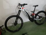 un vélo posé par terre dans la pièce