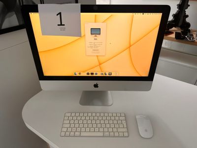 un ordinateur sur un bureau avec un clavier et une souris