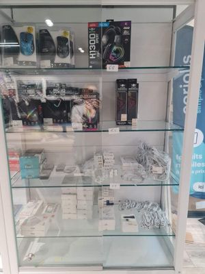 une vitrine en verre contenant de nombreux objets différents