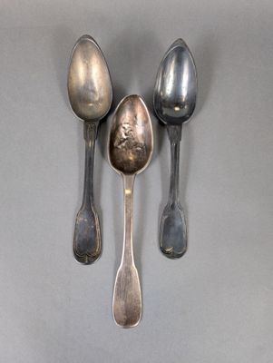 trois cuillères et une cuillère sur laquelle est dessiné un visage