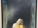 tableau représentant une femme en robe jaune assise devant une cascade