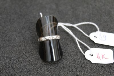 deux étiquettes fixées à un briquet posé sur une table
