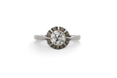 une bague en or blanc et diamants