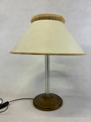 une lampe de table surmontée d'un abat-jour blanc