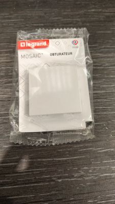 un sac en plastique contenant un petit objet blanc