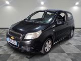 une photo d'une Chevrolet Aveo noire garée sur un sol à damier
