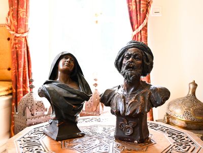 G. MASSE et F. PERROT Couple ottoman Deux bustes en plâtre p…