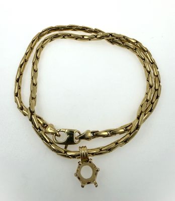 un gros plan sur un bracelet à chaîne en or muni d'un fermoir