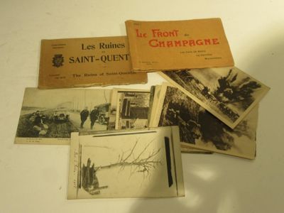 Il y a sur une table quelques vieilles photos de personnes et de bâtiments