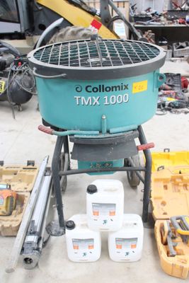 une machine posée par terre à côté d'autres objets