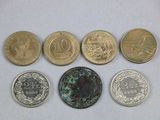 six types de pièces différents posés sur une surface blanche