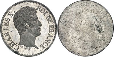 gros plan d'une pièce de monnaie sur fond blanc