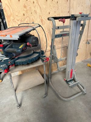 une table avec une scie et un porte-outils dans le garage