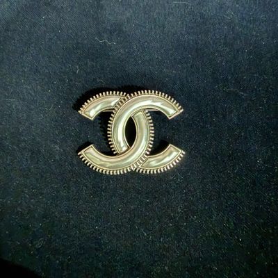 Broche CHANEL CC métal perle et nacre gris neuve signée