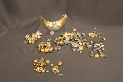 beaucoup de pièces d'or et d'argent sur une table