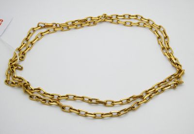 un bracelet à chaîne plaqué or avec un fermoir, sur fond blanc