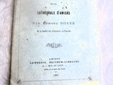un vieux livre posé sur une table, avec un mot accroché dessus