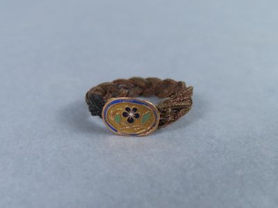 un gros plan d'une bague ornée d'une fleur
