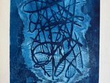 une image représentant un tableau bleu et noir accroché à un mur blanc