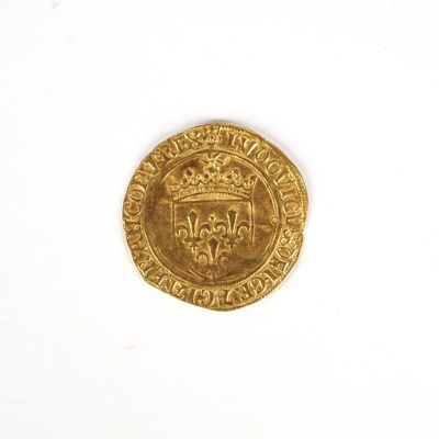 une vieille pièce d'or surmontée d'une couronne
