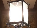 une lumière suspendue au plafond d'une pièce